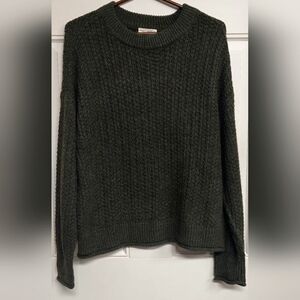 Women's Size Med Universal Thread Hunter Green Long-Sleeved Cable Knit Sweater.